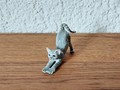 Miniatur graue Katze Hinter in die Höhe