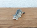 Miniature grau getigerte Katze mit rundem Buckel III