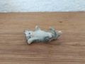 Miniature grau getigerte Katze auf dem Rücken liegend IIII