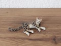 Miniatur liegende, getigerte Katze