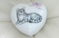Porzellandose Herz mit Katze