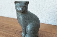 Grau-blaue Katze sitzend