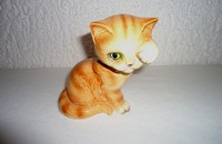 Goebel Katze rotbraun mit Pfote vor dem Auge