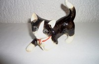 Goebel schwarz-weisse Katze mit Herzmedaille aus Metal