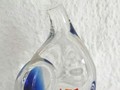 Katze aus Glas mit rotem Fisch