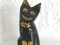 Kleine schwarze Katze goldfarbig dekoriert
