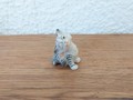 Miniature grau getigerte Katze am Ohr kratzend II