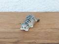 Miniature grau getigerte Katze mit rundem Buckel III