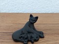 Miniatur schwarze Katze mit Kätzchen