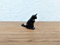 Miniatur schwarze katze sitzend