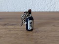 Miniature Katze auf einer Flasche