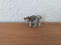 Miniatur grau-braune Katze 