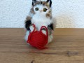 Katze aus Fell mit roter Wolle