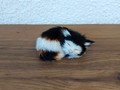 Katze aus Fell liegend