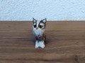 Kleine, sitzende Katze aus Fell