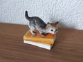 Kleine Katze vintage auf 2 Büchern