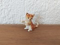Kleine rot-braune Katze sitzend