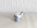 Kleine Katze mit blauer Balle für den Setzkasten