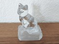 Sitzende Katze aus Kristall auf Sockel