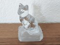 Sitzende Katze aus kristallklarem Glas auf Sockel