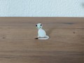 Kleine Katze aus weisem Glas