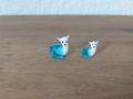 2 Kleine Mini-Kätzchen aus weiss und blauem Glas