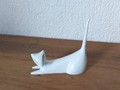 Moderne, weisse Katze liegend
