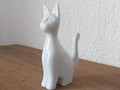 Weisse, moderne Katze sitzend III