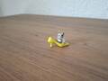 Miniatur Katze mit gelbem Schuh