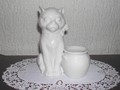 Weisse Katze neben Töpfchen Linder