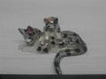 Miniatur Katze mit Kätzchen auf ihrem Rücken