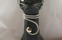 Kleine schwarze Katze aus Holz