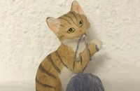 Kätzchen mit lila Wollknäuel