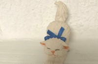 Weisse Katze mit blauer Schleife