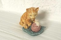 Getigertes Kätzchen mit Maus