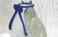 Katze aus Glas mit blauer Schleife
