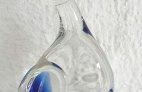 Katze aus Glas mit rotem Fisch
