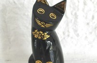 Kleine schwarze Katze goldfarbig dekoriert
