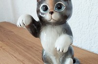 Graue Katze weisser Bauch, sitzend
