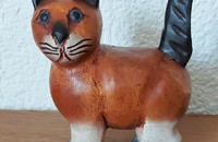 Katze aus Holz mit weissen Beinen