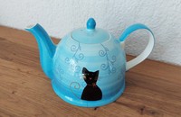 Blaue Teekanne mit Katze