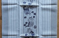 Küchentuch mit Linien und blauen Katzen