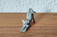 Miniatur graue Katze Hinter in die Höhe