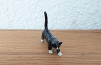 Miniature schwarze Katze mit weissen Pfoten I