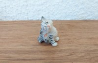 Miniature grau getigerte Katze am Ohr kratzend II