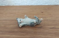 Miniature grau getigerte Katze auf dem Rücken liegend IIII