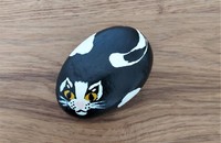 Stein schwarz-weisse Katze