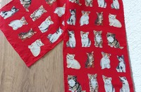 Roter Schal mit Katzen