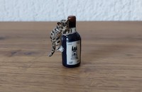 Miniature Katze auf einer Flasche