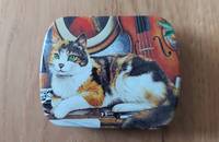 Kleine flache Blechdose mit dreifarbiger Katze C